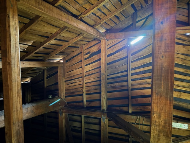 屋根裏の通気口・瓦の隙間